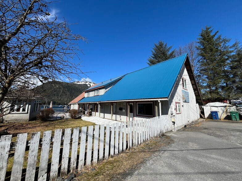 More Photos Of 1004 S Nordic Dr, Petersburg Hotel For Sale