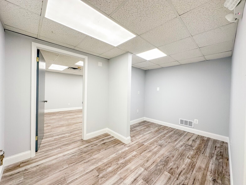 More Photos Of 406 E Pennsylvania Blvd, Feasterville Trevose Light Distribution For Lease