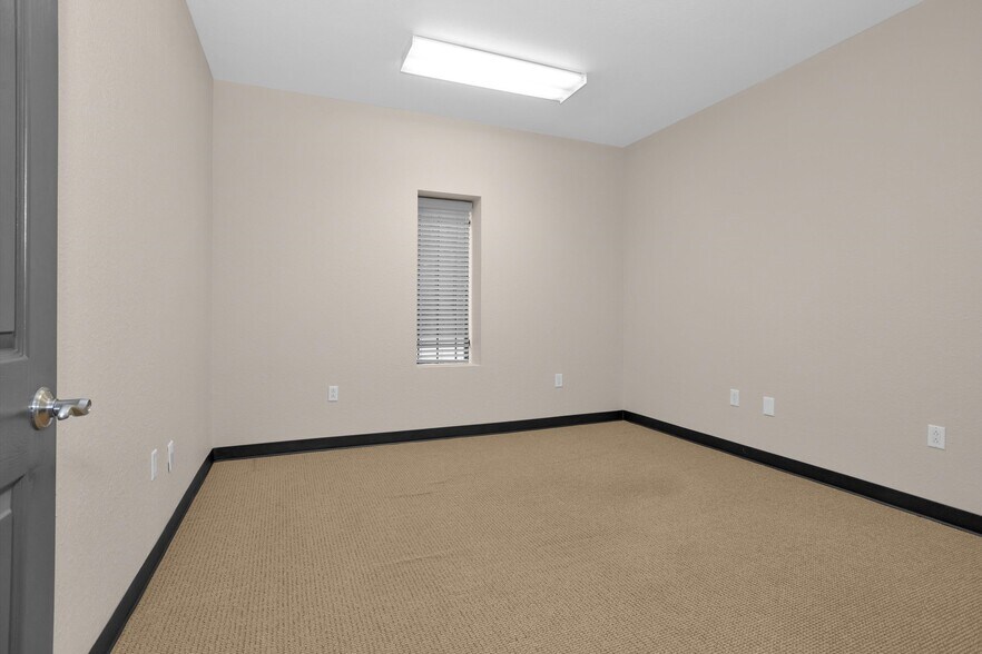 More Photos Of 11111 Neeshaw Dr, Houston Industrial For Lease