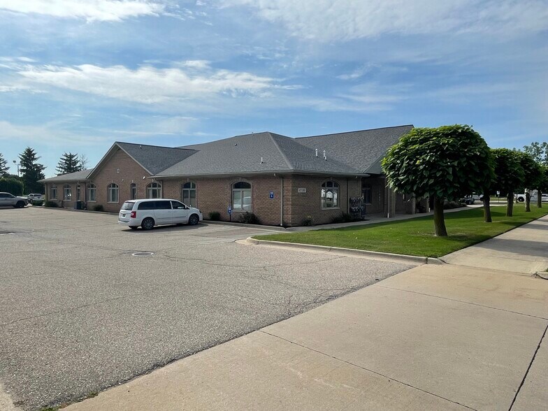 More Photos Of 47100 Schoenherr Rd, Shelby Township Medical For Lease