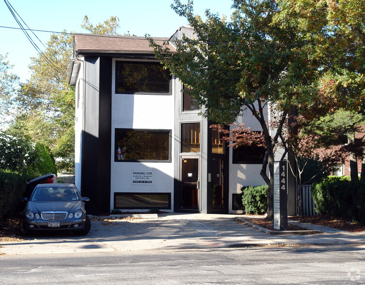 Primary Photo Of 1444 Clove Rd, Staten Island Office For Sale