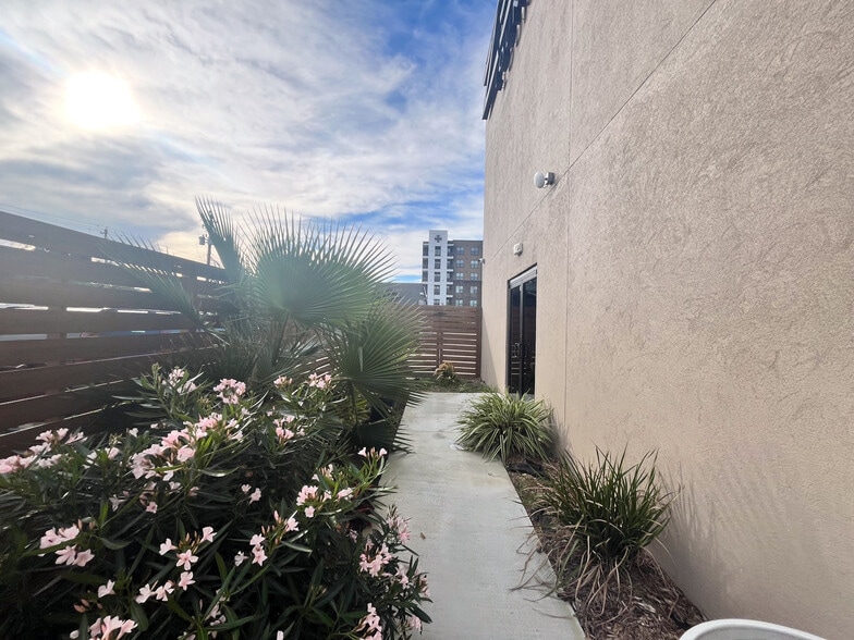 More Photos Of 5316 Washington Ave, Houston Bar For Lease