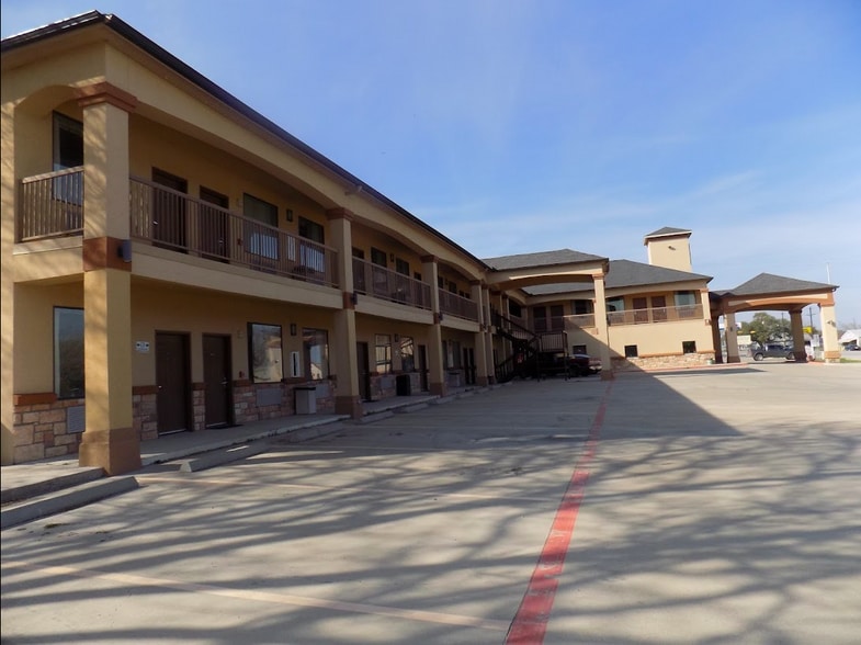 More Photos Of 200 S Lavaca, Moulton Hotel For Sale