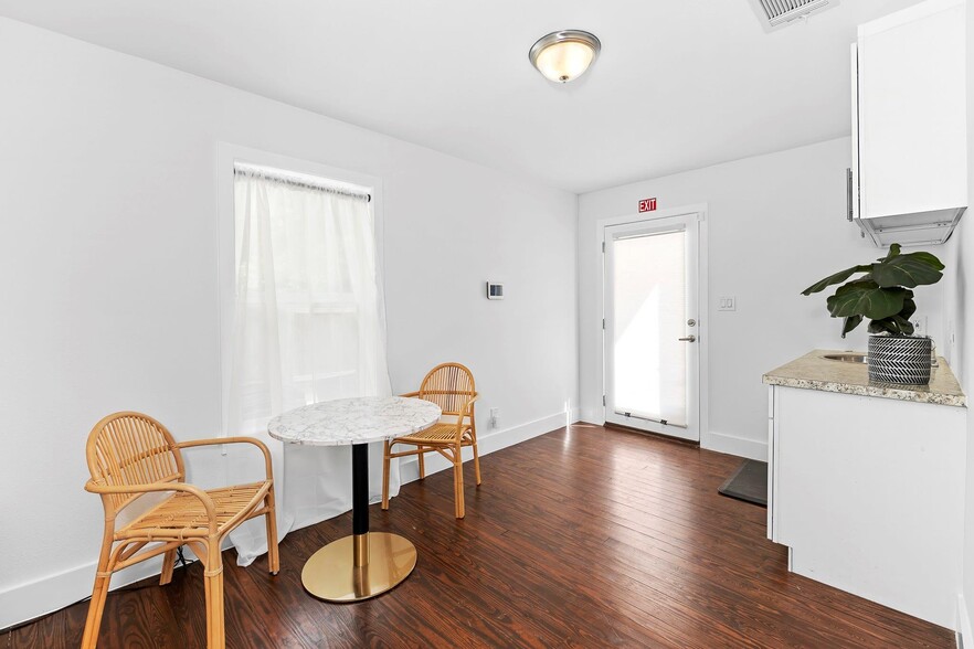 More Photos Of 1512 W Koenig Ln, Austin Office For Sale