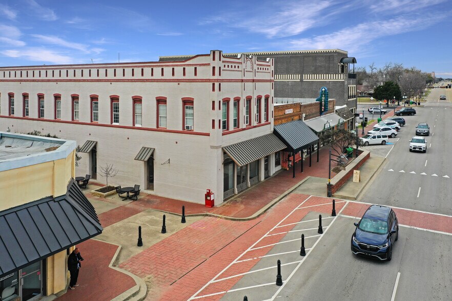 More Photos Of 150 W Main St, Lewisville Bar For Lease