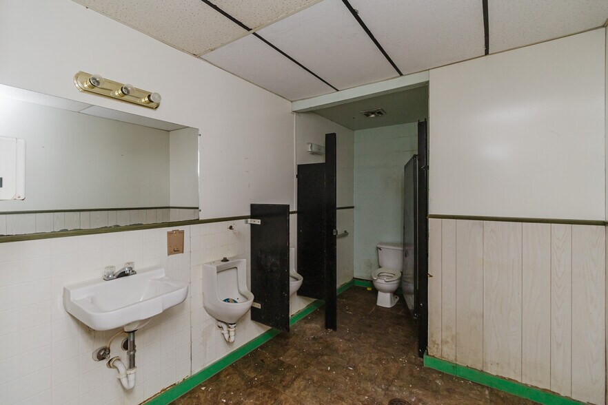 More Photos Of 1015 S Meridian Ave, Wichita Auto Repair For Sale