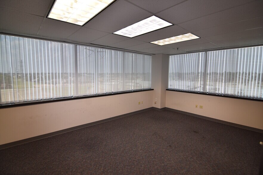 More Photos Of 2701 Brown Trl, Bedford Office For Lease