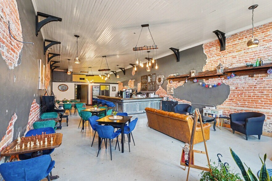 More Photos Of 100 S Market St, Madison Restaurant For Sale