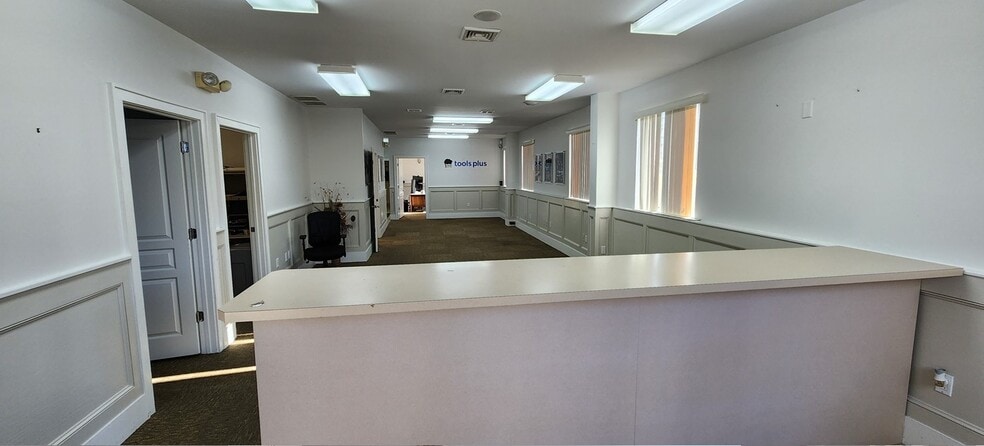 More Photos Of 60 Scott Rd, Prospect Warehouse For Lease