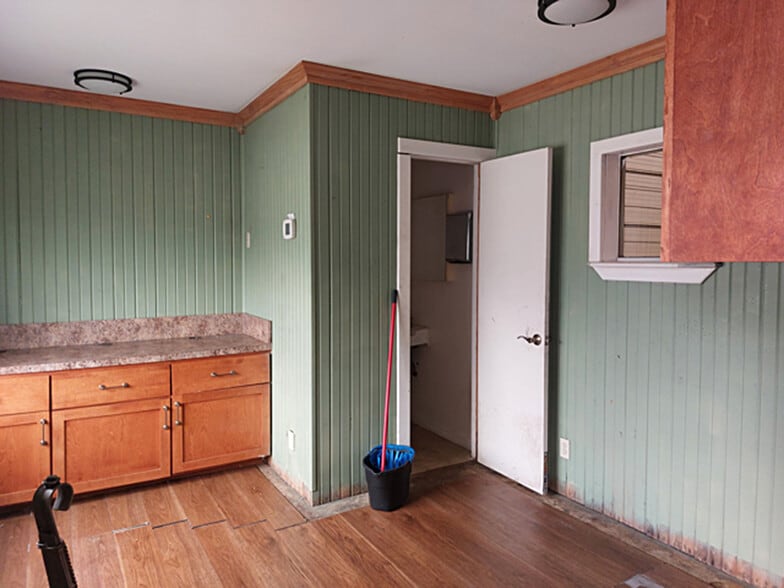 More Photos Of 3227 E Woodrow St, Tulsa Warehouse For Lease