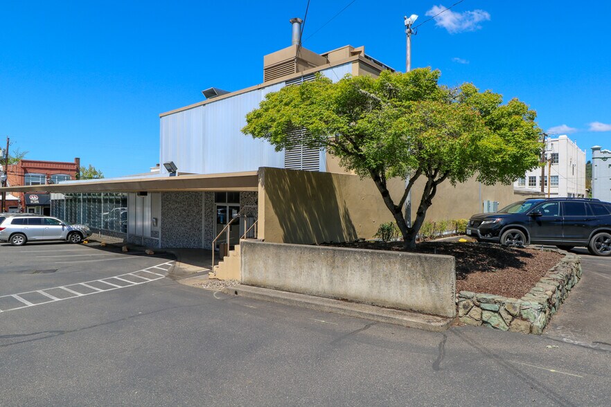 More Photos Of 619 SE Main St, Roseburg Bank For Sale