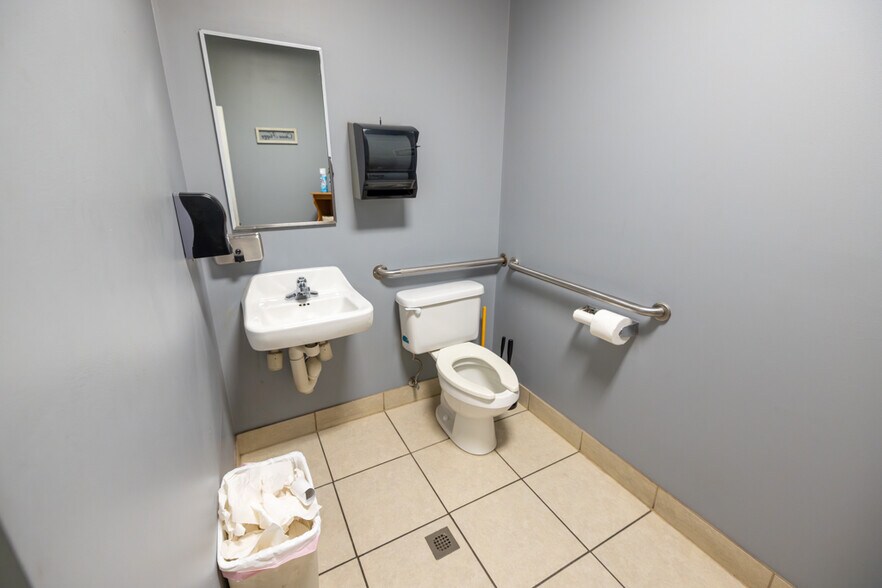 More Photos Of 1621 Se Summit St, Lee's Summit Light Distribution For Sale