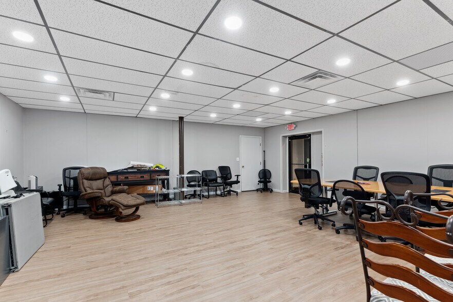 More Photos Of 23940-23948 Eureka Rd, Taylor Freestanding For Sale