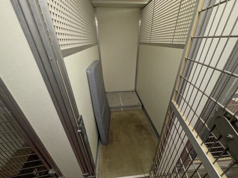 More Photos Of 2527 W Dublin Granville Rd, Columbus Veterinarian Kennel For Sale