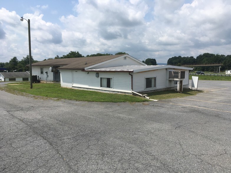 More Photos Of 4014 Mountville Rd, Jefferson Restaurant For Lease