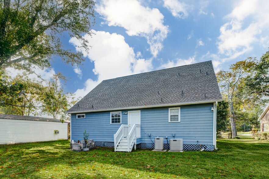 More Photos Of 1324 Avenue D, Katy Medical For Sale