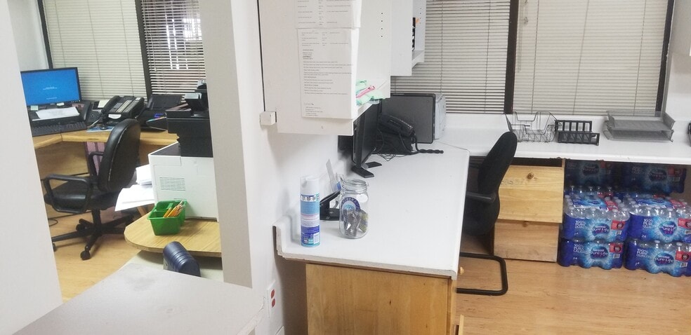 More Photos Of 14531 Hamlin St, Van Nuys Coworking Space