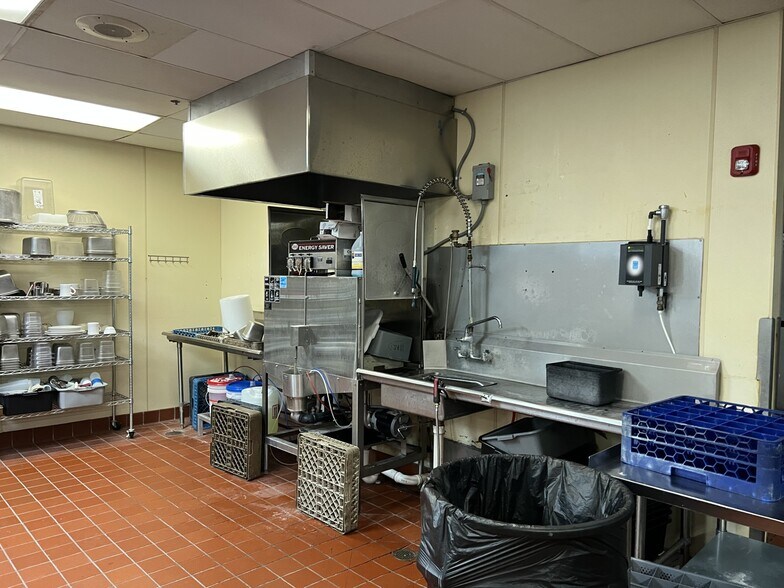 More Photos Of 1900-1940 E County Road D, Saint Paul Unknown For Lease