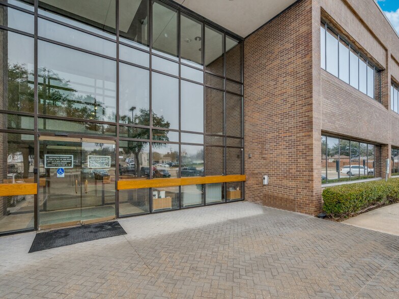 More Photos Of 4100 W 15th St, Plano Medical For Lease