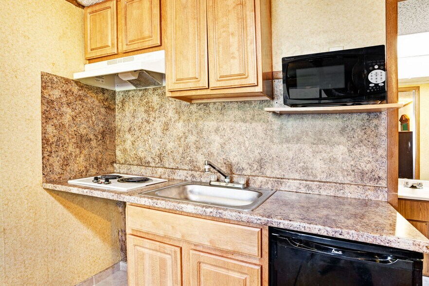 More Photos Of 7887 17 Mile Rd, Sterling Heights Hotel For Sale