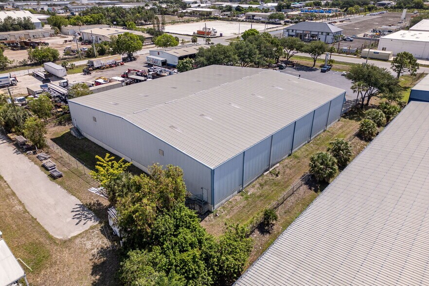 More Photos Of 3520 Old Metro Pky, Fort Myers Warehouse For Lease