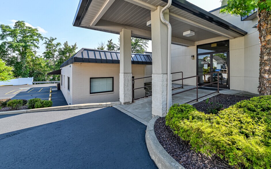 More Photos Of 508-512 N Jefferson st, New Castle Medical For Sale