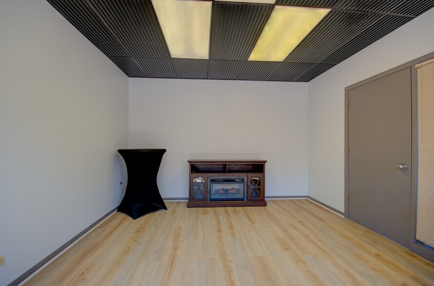 More Photos Of 1000 S Hamilton St, Lockport Loft Creative Space For Sale