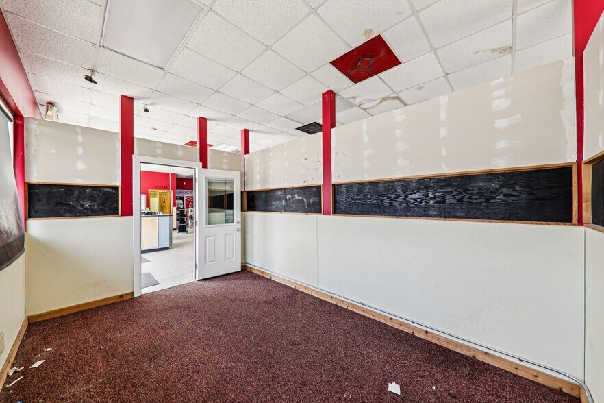 More Photos Of 402 W Johnson St, Pocahontas Flex For Sale