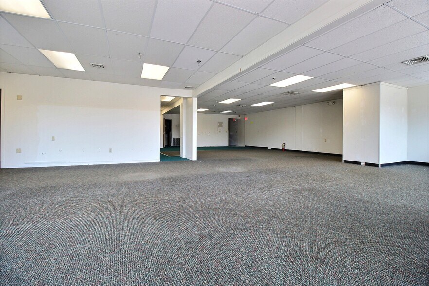 More Photos Of 267 Post Rd, Westerly General Retail For Lease