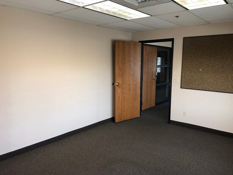 More Photos Of 125-175 Jackson Ave N, Hopkins Light Distribution For Lease