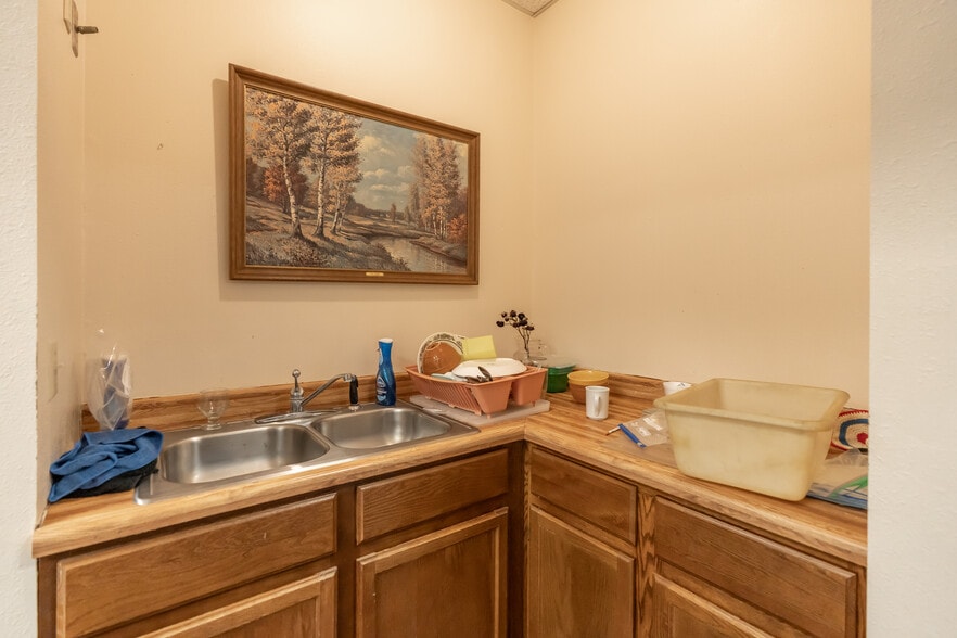 More Photos Of 1100 Basin Ave, Bismarck Flex For Sale