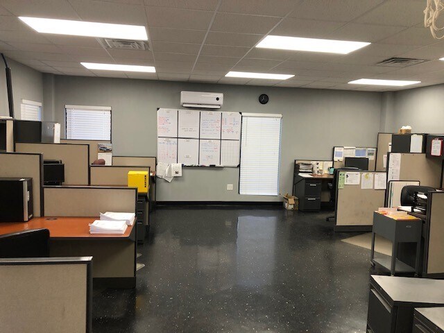 More Photos Of 101 Camp Creek Industrial Pky, Cornelia Flex For Lease