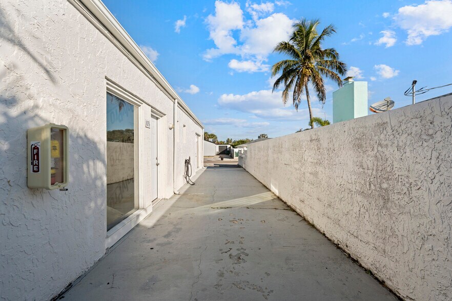 More Photos Of 599 Sherwood Ave, Satellite Beach General Retail For Lease