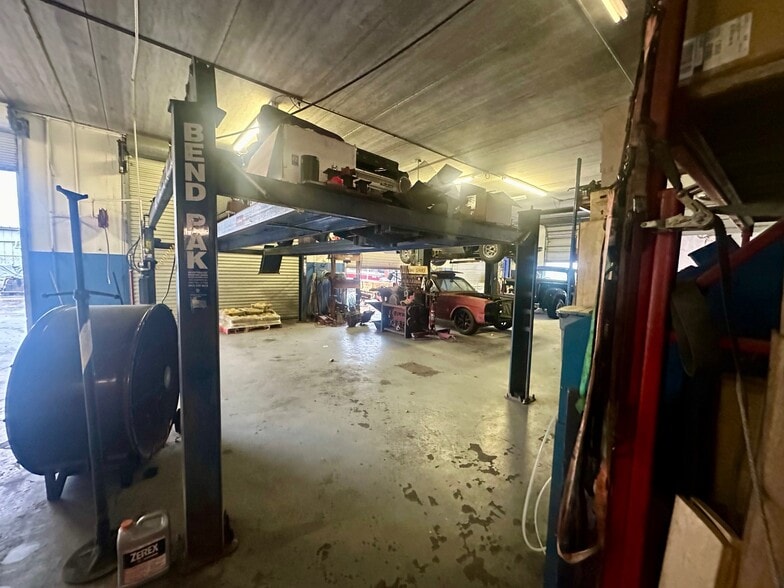 More Photos Of 1002 SE 9th St, Cape Coral Service For Sale