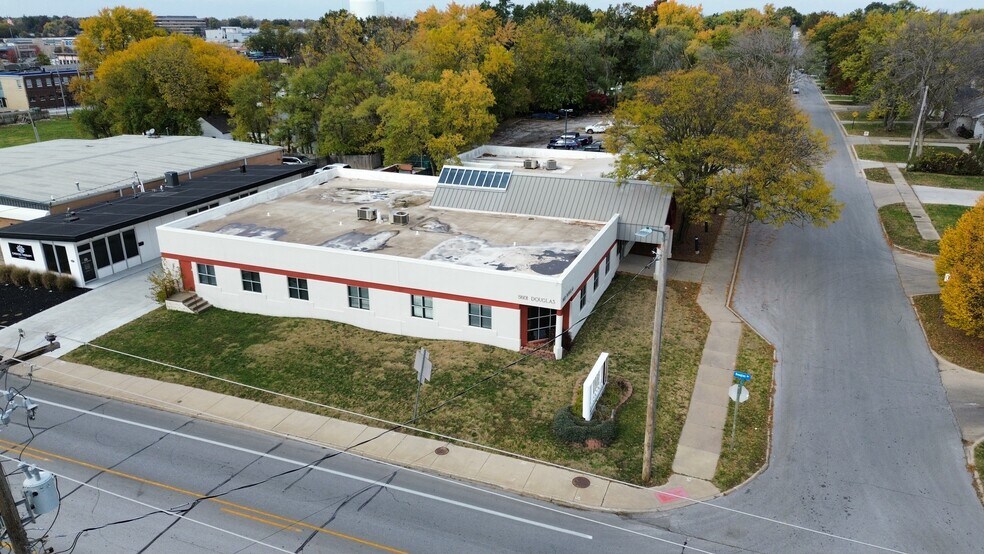 More Photos Of 5601 Douglas Ave, Des Moines Office For Sale