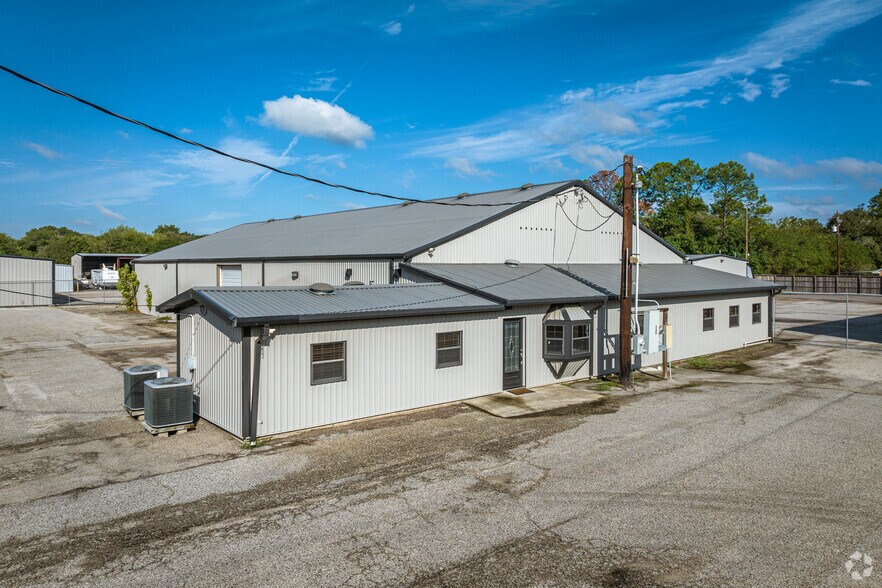 More Photos Of 1618 Callaway Dr, Alvin Warehouse For Lease
