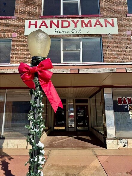 More Photos Of 516 W Chickasha Ave, Chickasha Storefront For Sale