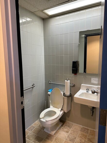 More Photos Of 983 Wyoming Ave, Kingston Freestanding For Lease