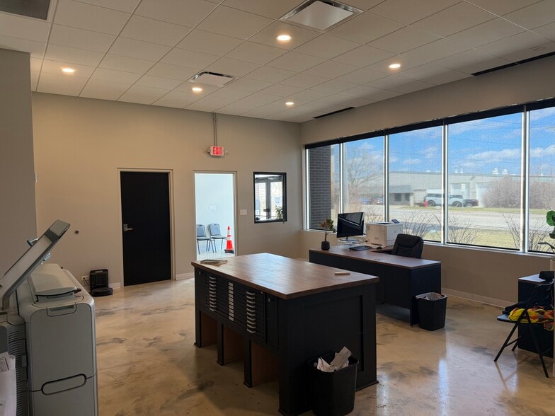 More Photos Of 315 Industrial Dr, St Charles Warehouse For Lease