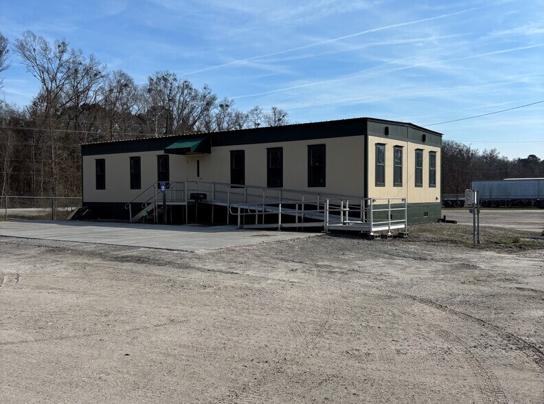 More Photos Of 165 Distribution Dr, Savannah Land For Lease