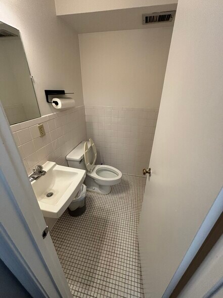 More Photos Of 4248-4250 Chain Bridge Rd, Fairfax Medical For Lease