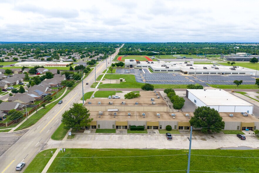 More Photos Of 800 W Rock Creek Rd, Norman Office For Lease