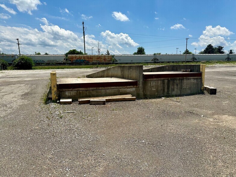 More Photos Of 2305 W Industrial Park Dr, Bloomington Warehouse For Lease