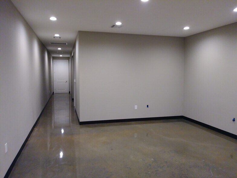 More Photos Of 16311-16315 Dundee Rd, Cypress Warehouse For Lease