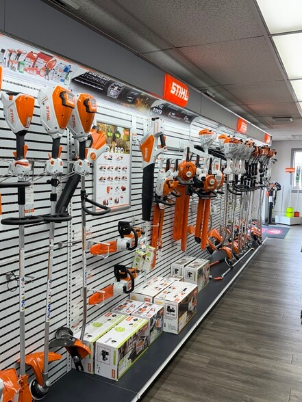 More Photos Of 7441 Old Highway 99 N, Roseburg Showroom For Sale