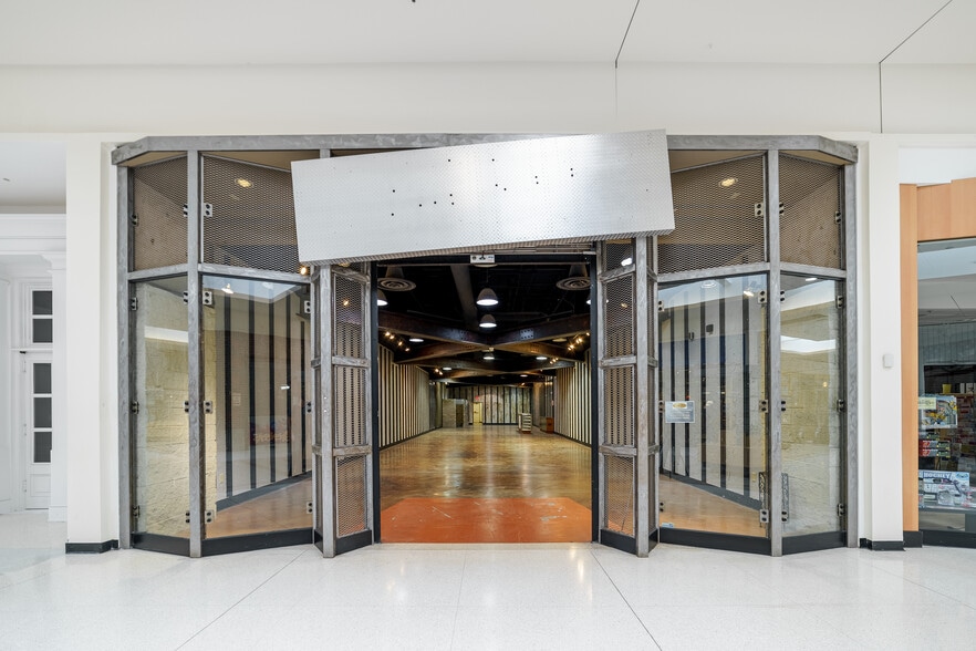 More Photos Of 2209 Richland Mall, Mansfield Storefront For Lease