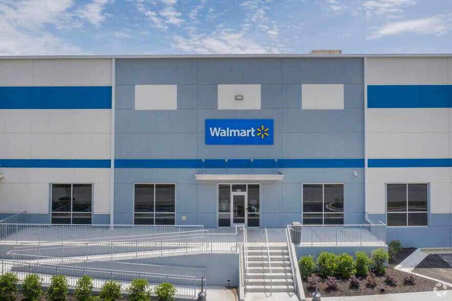 More Photos Of 2110 Lawrence Ave, East Point Distribution For Lease
