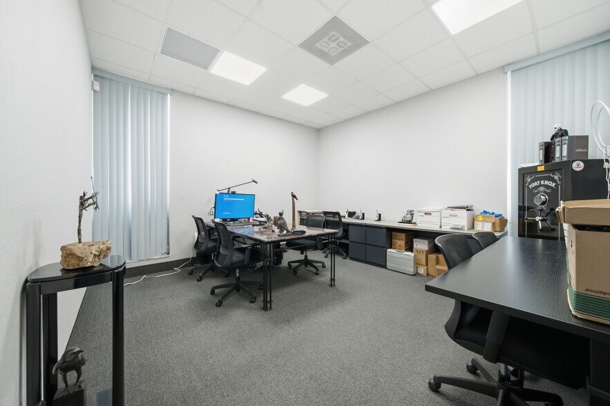 More Photos Of Sans Souci Blvd, Miami Office For Sale