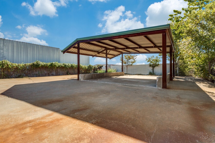 More Photos Of 10820 C F Hawn Fwy, Dallas Warehouse For Sale