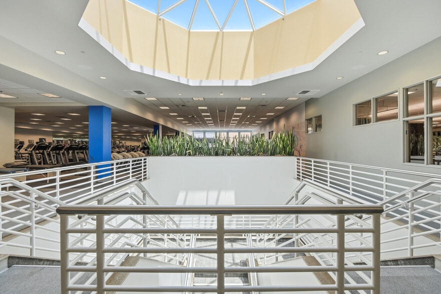 More Photos Of 24525 Town Center Dr, Valencia Parking Garage For Sale